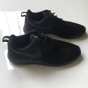 All Black Nike Roshe Shoes (Never Worn)